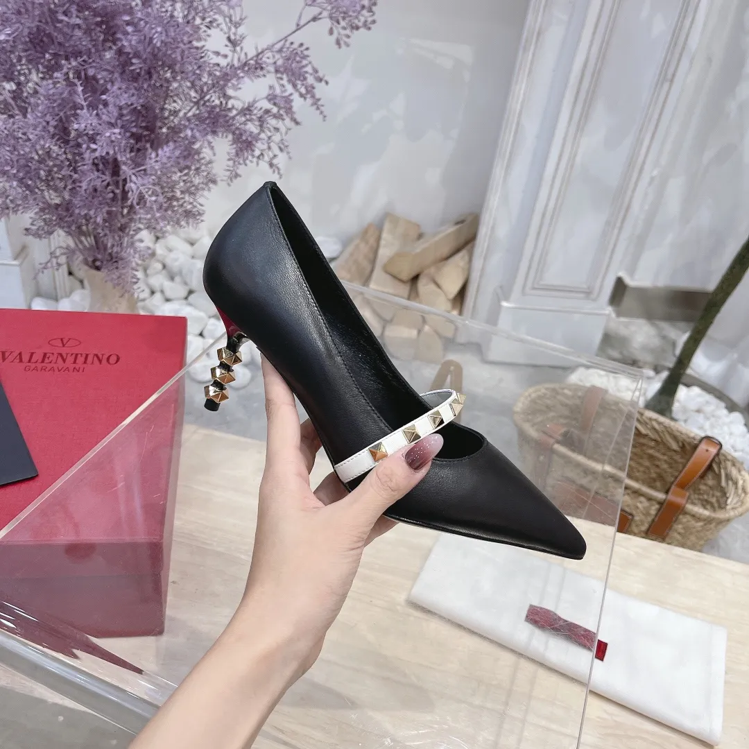 💕💕Factory direct selling price p440💕💕 Genuine leather sole +40 🆕Valentino. Valentino👑👑Latest series in the counter, the highest version, perfect details, very eye-catching catwalk series launched, V family’s hot rivet elements, luxurious and gorgeous! Various colors can be matched with beautiful clothes in spring and summer. There are many choices🎉🎉Exquisite and durable. It is copied at 1:1 of the original product. The upper foot is very pedicure-like. The key point is that it is very good and easy to control. It does not grind the feet and does not tire the feet. It is a walking artifact. The last shape is completely compared to the counter. The details are perfect. Without the original version, it would not be so exquisite! (Note! The heel shape and height are exclusively molded according to the original version, and are not randomly substituted by the market🐂) The color and texture of the fasteners are consistent with the original version! 🔺Fabric: Imported sheepskin, 🔺Lining: According to the original high-gloss imported sheepskin lining 🔺6 colors to choose from: black ➕black belt, black ➕white belt, pink, burgundy, white, apricot 🔺Number of yards: 35 to 42 yards (42 yards are not exchanged) 🔺Heel height: 7cm Rubber sole Genuine leather sole +40